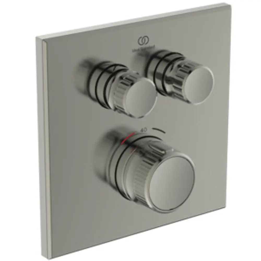 Eckige, silberne Wandmontage mit drei Reglern zur Temperatur- und Wassermengenregelung. Produkt von Ideal Standard.